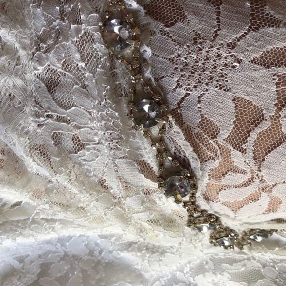 Sleeveless Lace dress - Picture 5 of 5